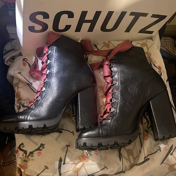 SCHUTZ original Woman’s “ZARA” black leather boot,with
Box & dust bag NEW - Picture 10 of 15